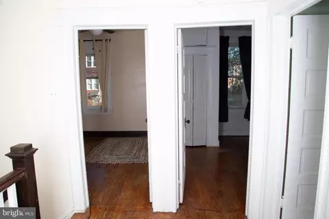 Entry Way - 113 S Wickham Rd, Baltimore, MD 21229 photo 3 of 6
