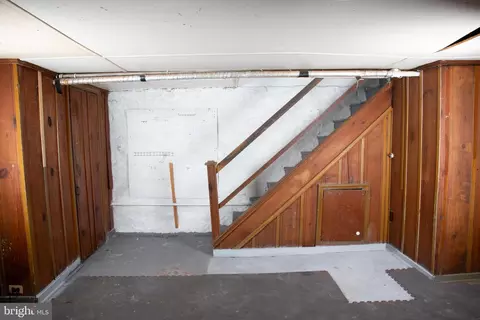 Entry Way - 113 S Wickham Rd, Baltimore, MD 21229 photo 6 of 6