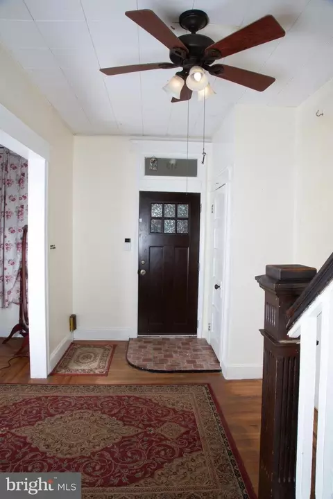 Entry Way - 113 S Wickham Rd, Baltimore, MD 21229 photo 2 of 6