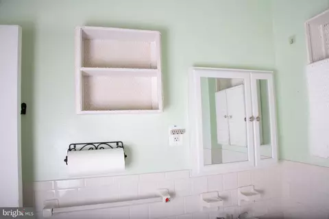 Bath - 113 S Wickham Rd, Baltimore, MD 21229 photo 2 of 4