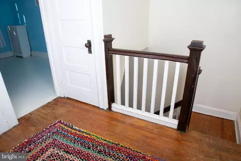 Entry Way - 113 S Wickham Rd, Baltimore, MD 21229 photo 4 of 6