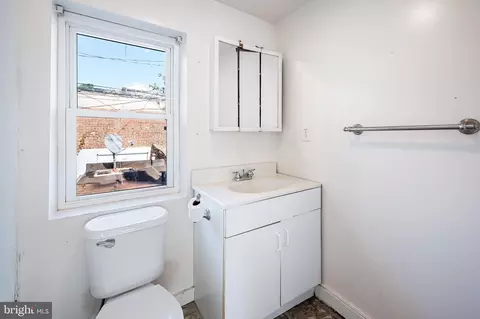 Bath - 2010 Spark Ct, Baltimore, MD 21231 photo 1 of 2