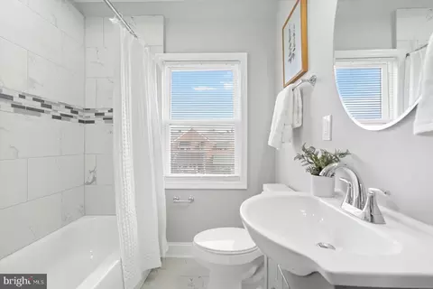 Bath - 808 N Augusta Ave, Baltimore, MD 21229 photo 4 of 6
