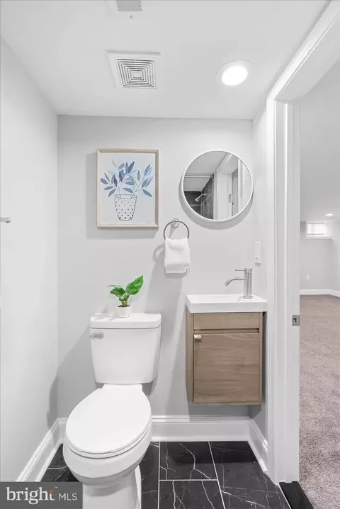 Bath - 808 N Augusta Ave, Baltimore, MD 21229 photo 3 of 6