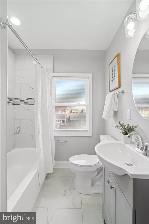 Bath - 808 N Augusta Ave, Baltimore, MD 21229 photo 5 of 6