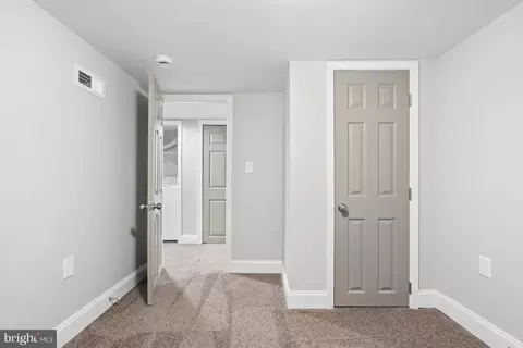 Entry Way - 808 N Augusta Ave, Baltimore, MD 21229 photo 6 of 8