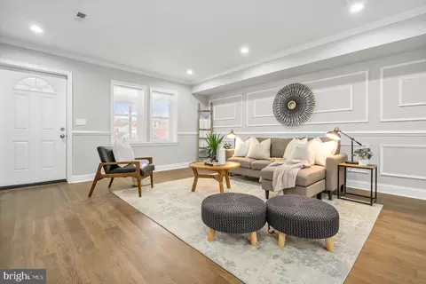 Living - 808 N Augusta Ave, Baltimore, MD 21229 photo 2 of 4