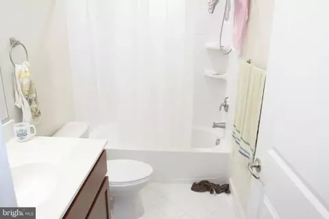 Bath - 4511 Cherry Way, Baltimore, MD 21229 photo 3 of 4