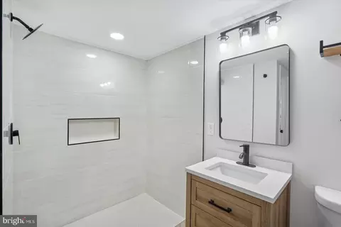 Bath - 5000 Anthony Ave, Baltimore, MD 21206 photo 4 of 5