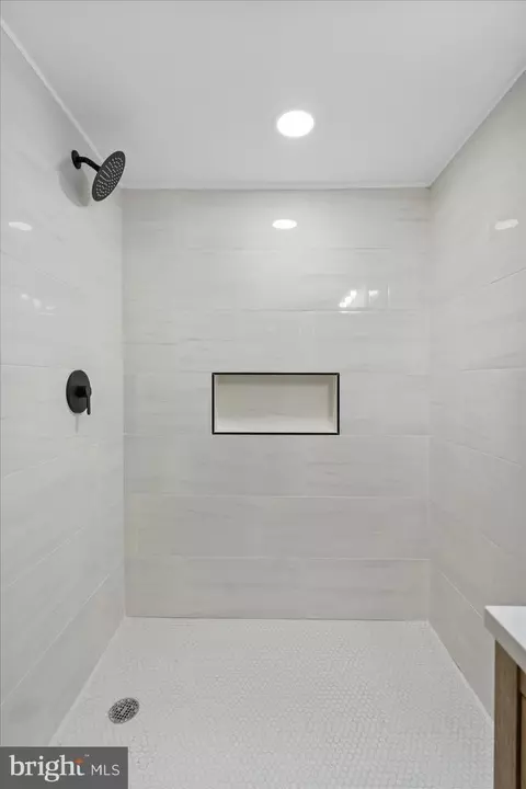 Bath - 5000 Anthony Ave, Baltimore, MD 21206 photo 5 of 5