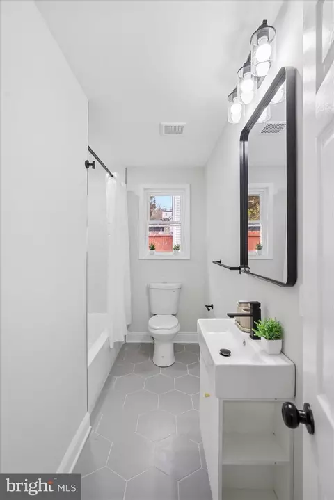 Bath - 5000 Anthony Ave, Baltimore, MD 21206 photo 2 of 5