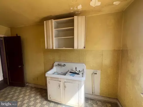 Entry Way - 2811 E Federal St, Baltimore, MD 21213 photo 6 of 11