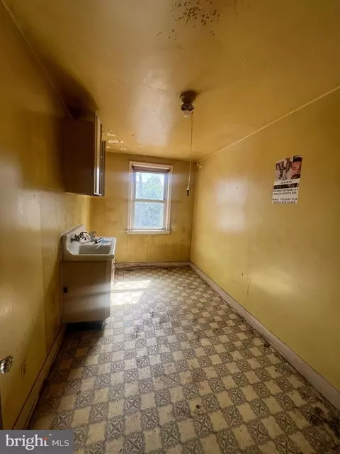 Entry Way - 2811 E Federal St, Baltimore, MD 21213 photo 7 of 11