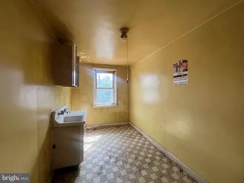 Entry Way - 2811 E Federal St, Baltimore, MD 21213 photo 3 of 11