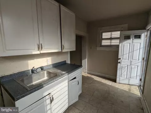 Entry Way - 3105 Lawnview Ave, Baltimore, MD 21213 photo 4 of 6