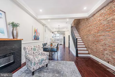 Entry Way - 1930 Mcculloh St, Baltimore, MD 21217 photo 2 of 10