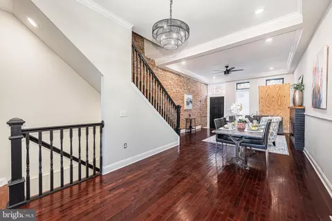 Entry Way - 1930 Mcculloh St, Baltimore, MD 21217 photo 5 of 10