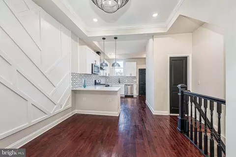 Entry Way - 1930 Mcculloh St, Baltimore, MD 21217 photo 6 of 10