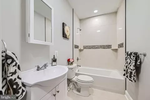 Bath - 119 Monastery Ave, Baltimore, MD 21229 photo 1 of 2