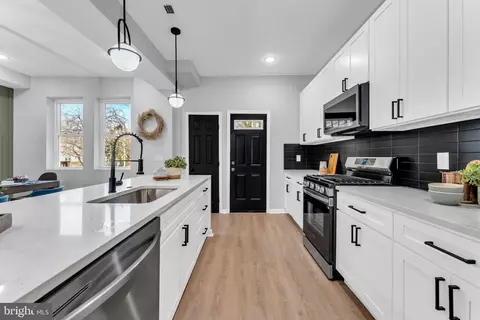 Entry Way - 4010 Boarman Ave, Baltimore, MD 21215 photo 6 of 15