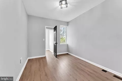 Entry Way - 4010 Boarman Ave, Baltimore, MD 21215 photo 10 of 15