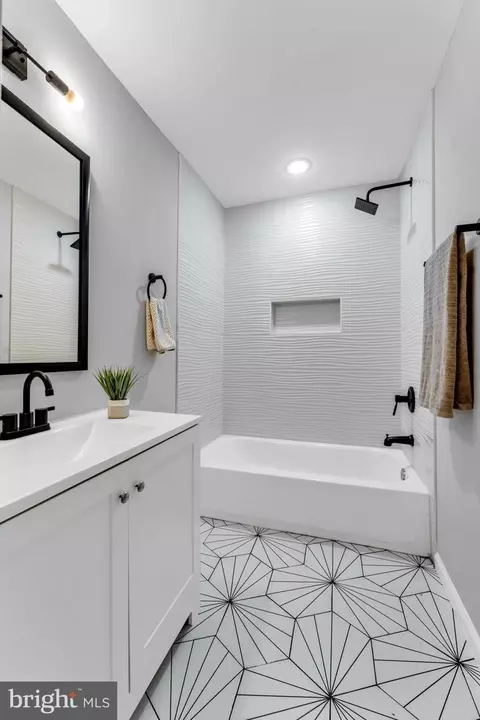 Bath - 4010 Boarman Ave, Baltimore, MD 21215 photo 1 of 6