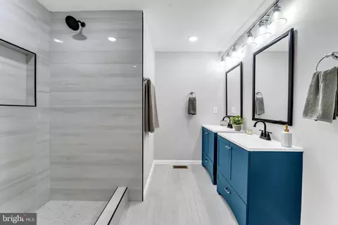 Bath - 4010 Boarman Ave, Baltimore, MD 21215 photo 2 of 6