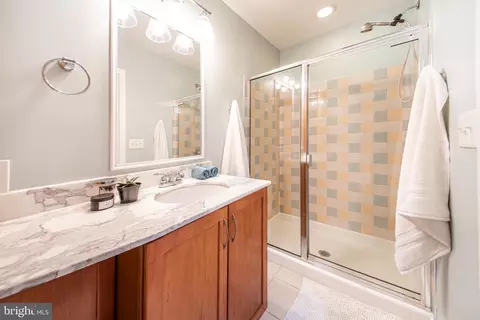 Bath - 131 N Decker Ave, Baltimore, MD 21224 photo 1 of 4