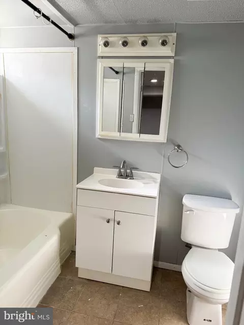 Bath - 524 Chateau Ave, Baltimore, MD 21212 photo 2 of 2