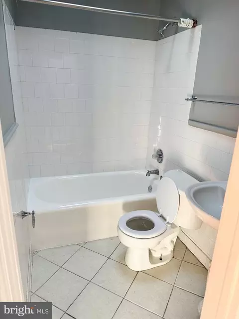 Bath - 524 Chateau Ave, Baltimore, MD 21212 photo 1 of 2