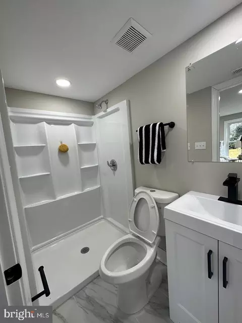 Bath - 52 N Monastery Ave, Baltimore, MD 21229 photo 1 of 2