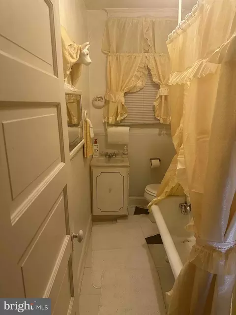 Entry Way - 2526 E Chase St, Baltimore, MD 21213 photo 1 of 4