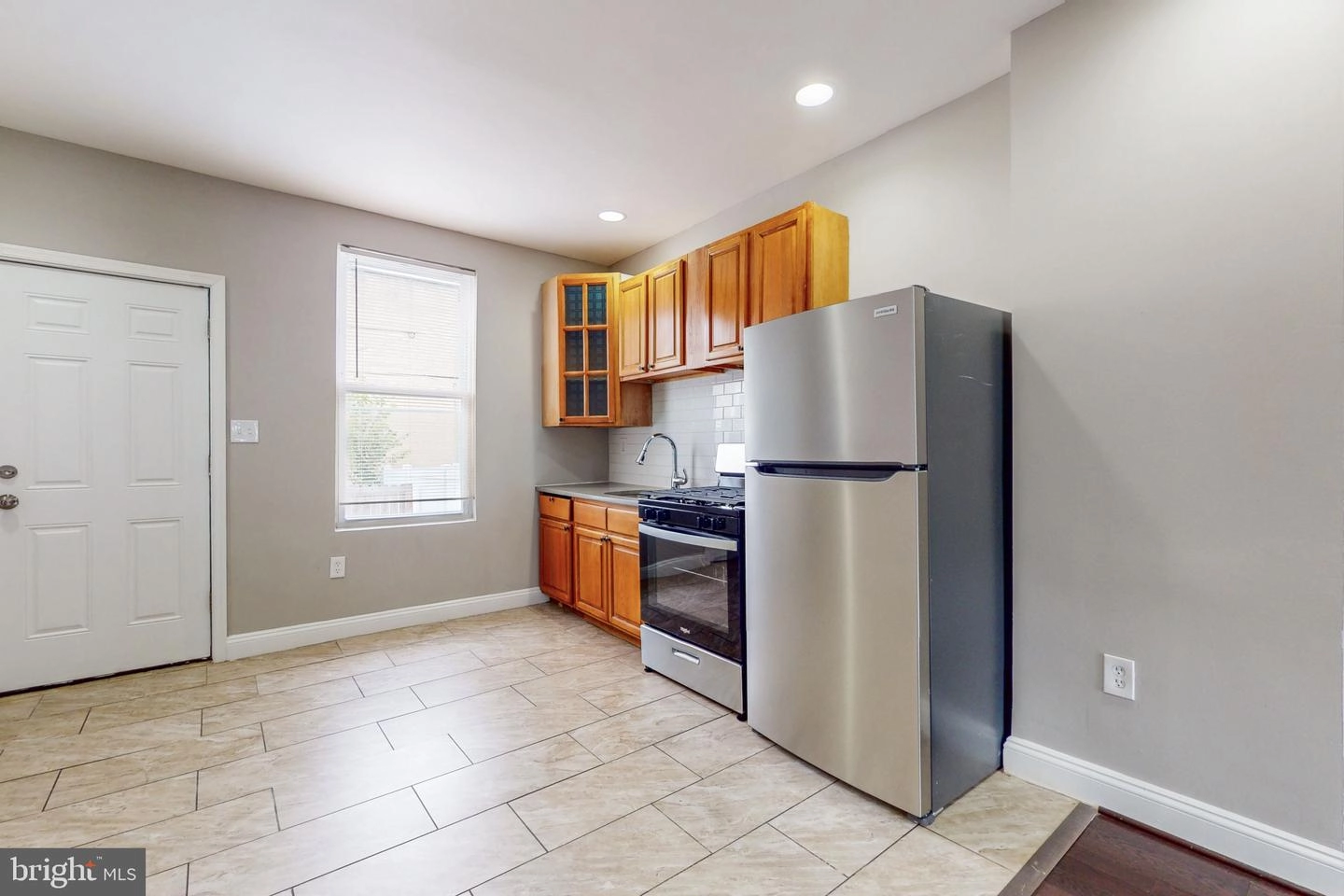 Entry Way - 802 Mccabe Ave, Baltimore, MD 21212 photo 1 of 2