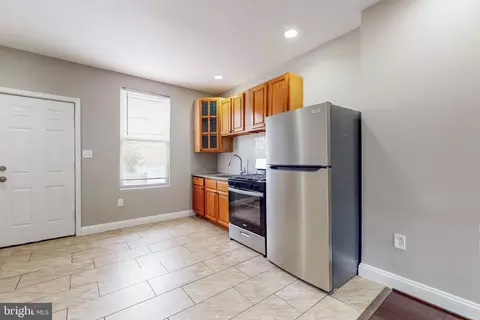 Entry Way - 802 Mccabe Ave, Baltimore, MD 21212 photo 1 of 2