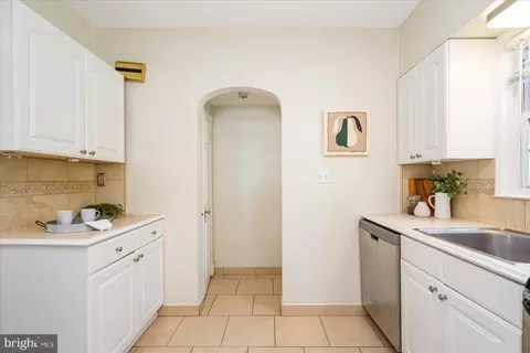 Entry Way - 841 E Belvedere Ave E, Baltimore, MD 21212 photo 2 of 4