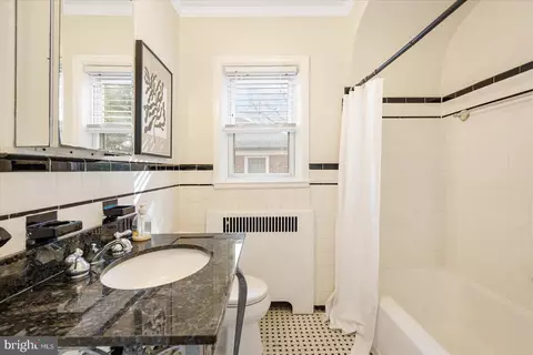 Bath - 841 E Belvedere Ave E, Baltimore, MD 21212 photo 2 of 4