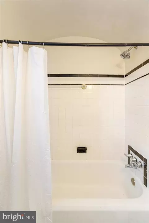 Bath - 841 E Belvedere Ave E, Baltimore, MD 21212 photo 3 of 4