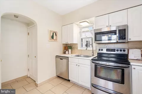 Entry Way - 841 E Belvedere Ave E, Baltimore, MD 21212 photo 3 of 4