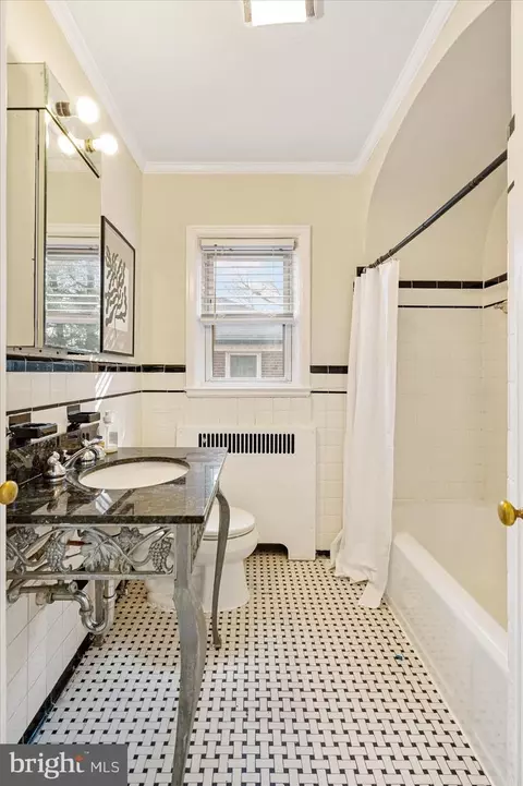 Bath - 841 E Belvedere Ave E, Baltimore, MD 21212 photo 1 of 4