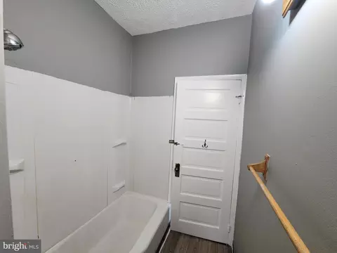 Entry Way - 3627 Roberts Pl, Baltimore, MD 21224 photo 4 of 6