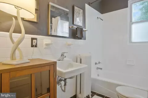 Bath - 4811 Crowson Ave, Baltimore, MD 21212 photo 2 of 2