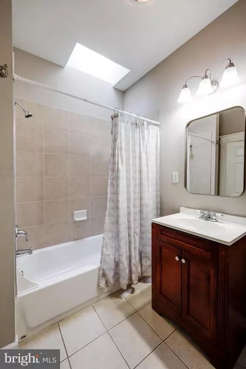 Bath - 607 Savage St, Baltimore, MD 21224 photo 3 of 6