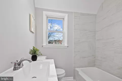 Bath - 5301 Ready Ave, Baltimore, MD 21212 photo 1 of 2
