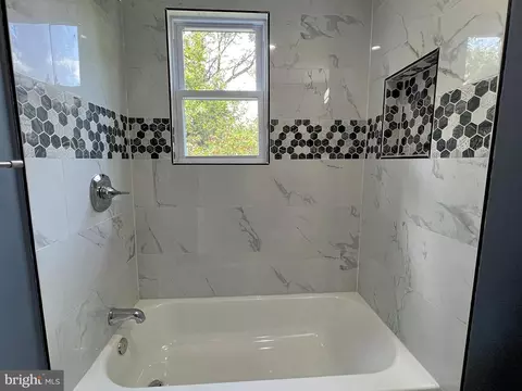 Bath - 504 Cedarcroft Rd, Baltimore, MD 21212 photo 3 of 6