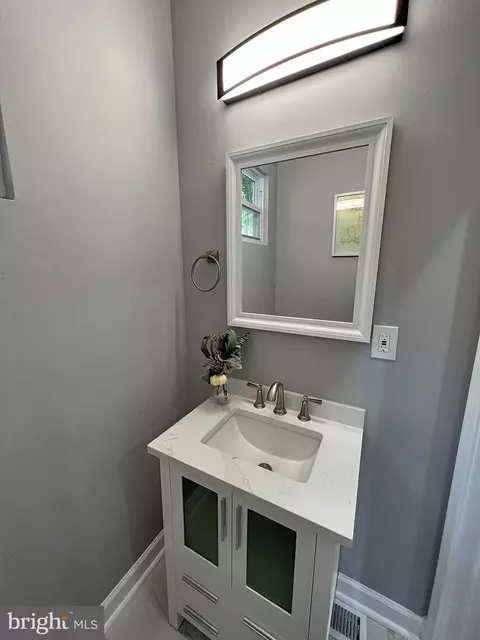 Bath - 504 Cedarcroft Rd, Baltimore, MD 21212 photo 1 of 6
