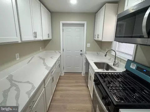 Entry Way - 607 Annabel Ave, Baltimore, MD 21225 photo 1 of 4
