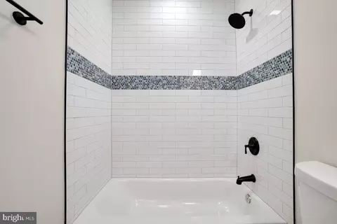 Bath - 4301 Shamrock Ave, Baltimore, MD 21206 photo 2 of 5