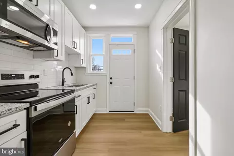 Entry Way - 4301 Shamrock Ave, Baltimore, MD 21206 photo 5 of 14