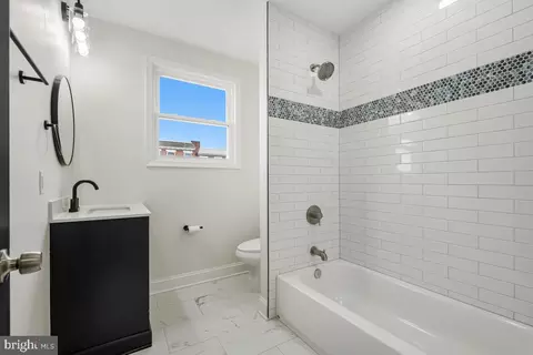 Bath - 4301 Shamrock Ave, Baltimore, MD 21206 photo 3 of 5
