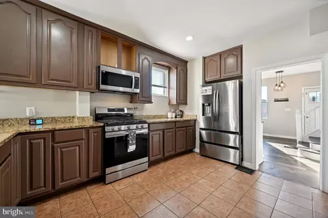 Entry Way - 3410 Hamilton Ave, Baltimore, MD 21214 photo 5 of 7